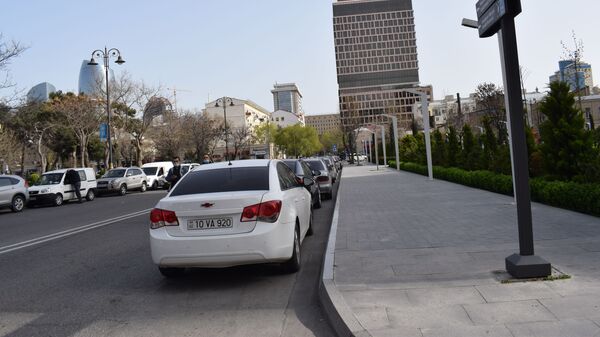Bakını mərkəzində parklanmış avtomobillər - Sputnik Азербайджан