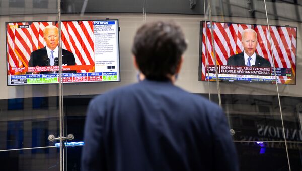Транслирование выступления президента США Джо Байдена с заявлением по ситуации в Афганистане на Таймс-сквер в Нью-Йорке  - Sputnik Азербайджан