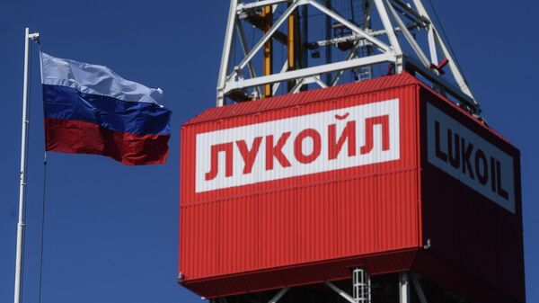 Стационарная платформа компании Лукойл на нефтегазоконденсатном месторождении имени Владимира Филановского в северной части акватории Каспийского моря - Sputnik Азербайджан