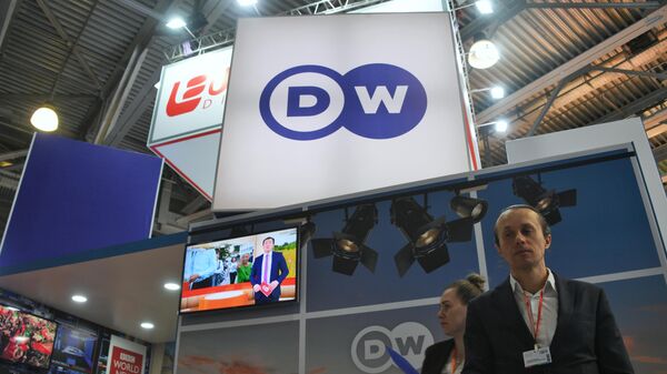 Стенд телеканала DW (Deutsche Welle) на 21-й международной выставке CSTB Telecom&Media 2019 в выставочном центре Крокус Экспо в Москве - Sputnik Азербайджан