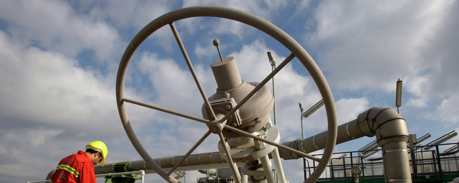 Рабочий проверяет клапаны на терминале сжиженного природного газа - Sputnik Азербайджан, 1920, 11.02.2025