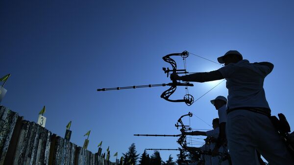 Участники первенства России по стрельбе из лука в спортивном центре Крымский в Алуште. - Sputnik Азербайджан