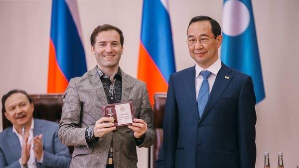 Глава Республики Саха (Якутия) Айсен Николаев наградил заслуженного артиста Азербайджана Сахиба Пашазаде золотой медалью с бриллиантом - Sputnik Азербайджан