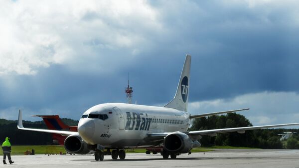 Самолет Boeing 737-500 авиакомпании UTair выруливает на стоянку после посадки в международном аэропорту Красноярска им. Д.А. Хворостовского (Емельяново). - Sputnik Азербайджан
