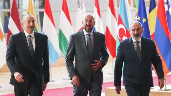Премьер-министр Армении Никол Пашинян, Президент Европейского Совета Шарль Мишель и президент Азербайджана Ильхам Алиев перед встречей в Европейском Совете (31 августа 2022)  - Sputnik Азербайджан
