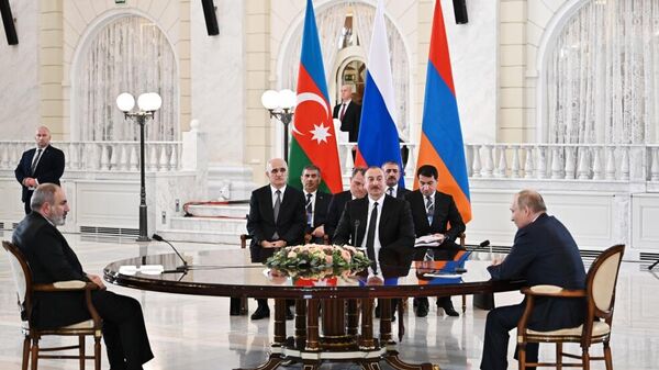 Президент РФ Владимир Путин в ходе трехсторонних переговоров с президентом Азербайджана Ильхамом Алиевым и премьер-министром Армении Николом Пашиняном - Sputnik Азербайджан