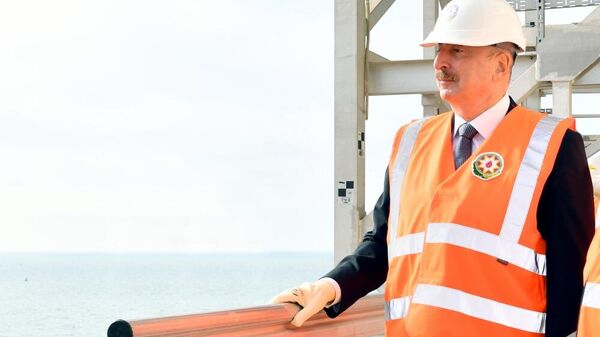 Prezident İlham Əliyev “Azəri-Mərkəzi-Şərqi” platformasının üst modullarının dənizə rəmzi yola salınması mərasimində iştirak edib - Sputnik Азербайджан