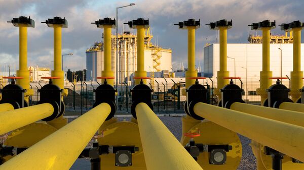 Клапан и насосная станция сжиженного газа в терминале СПГ - Sputnik Азербайджан