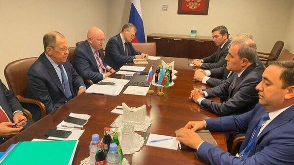 Министр иностранных дел Азербайджана Джейхун Байрамов в рамках 78-й сессии Генеральной Ассамблеи ООН в американском Нью-Йорке встретился с российским коллегой Сергеем Лавровым. - Sputnik Азербайджан