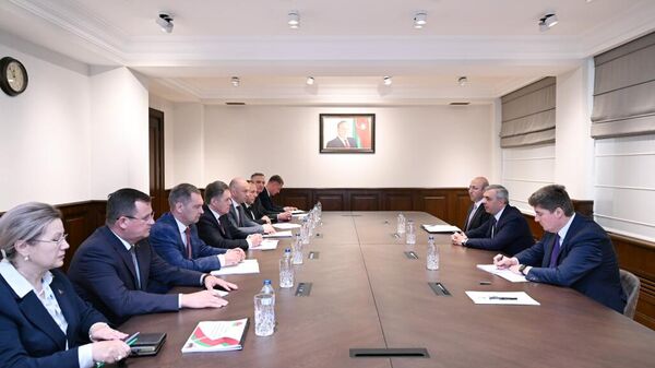 Руководитель Администрации президента Азербайджана Самир Нуриев встретился с находящимся с визитом в республике заместителем премьер-министра Беларуси Игорем Петришенко - Sputnik Азербайджан