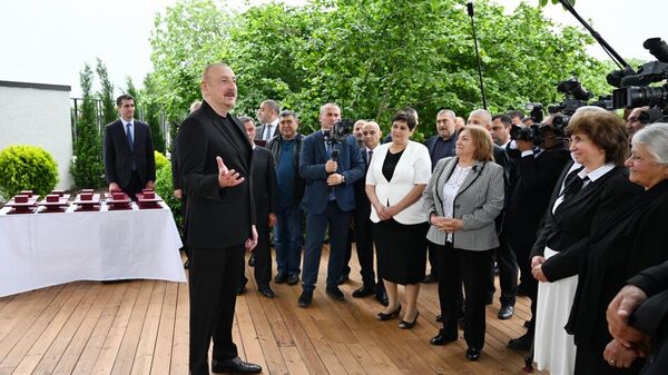 Ильхам и Мехрибан Алиевы встретились с вернувшимися в Ходжалы уроженцами этого города.   - Sputnik Азербайджан