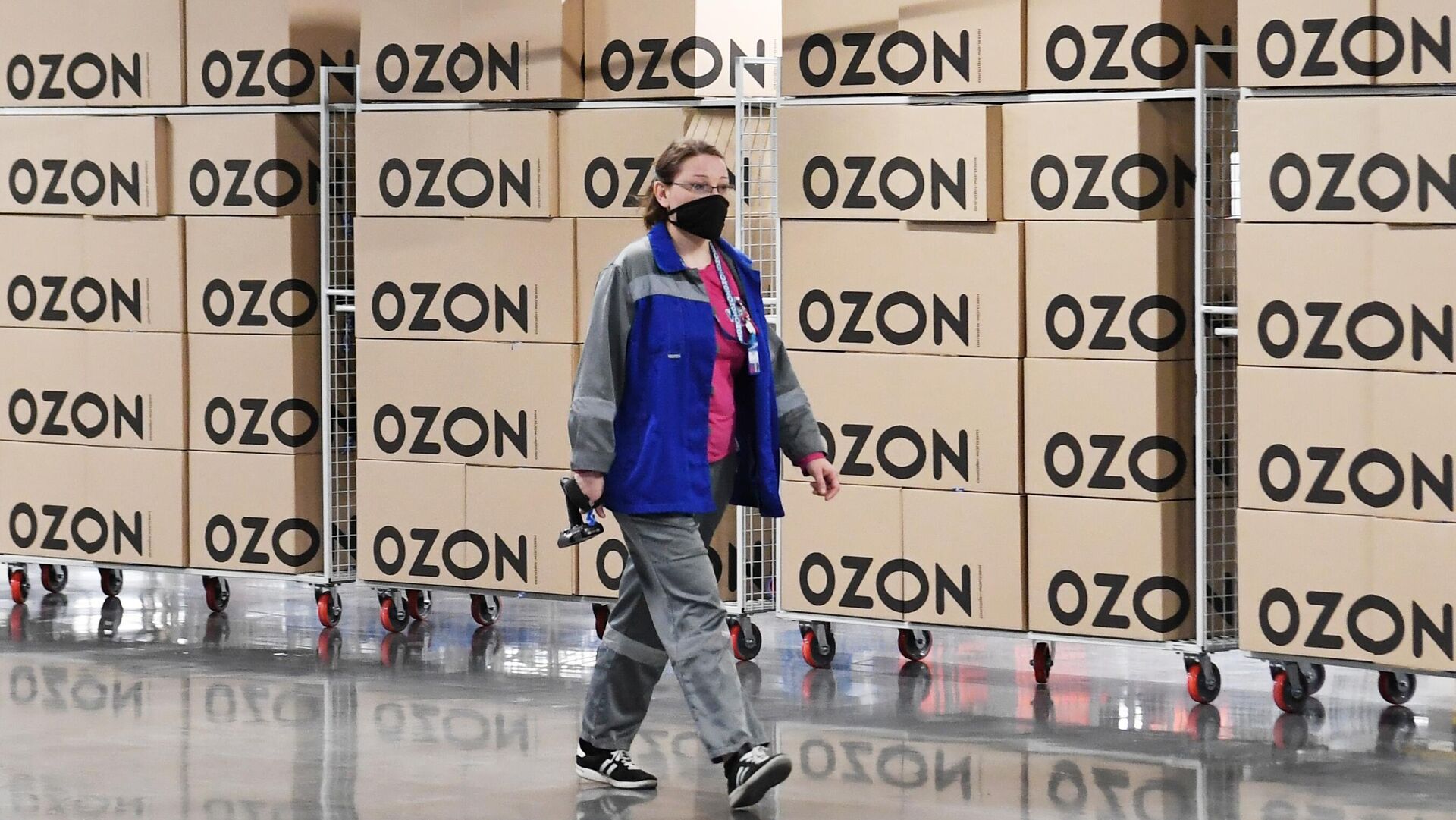 Сотрудница на складе логистического центра Ozon - Sputnik Азербайджан, 1920, 08.08.2024
