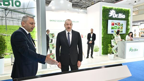 Президент Ильхам Алиев ознакомился с выставками InterFood Azerbaijan и Caspian Agro - Sputnik Азербайджан