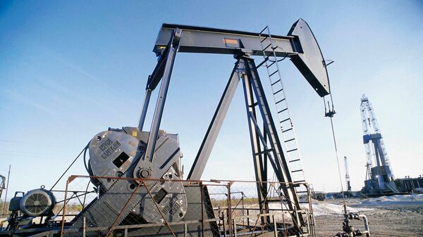 The prices of West Texas Intermediate (WTI), the US oil benchmark, and Brent crude, the global oil benchmark, hit record lows not seen since April 2009 on Tuesday. - Sputnik Азербайджан