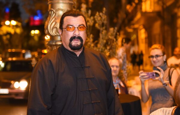 Стивен Сигал презентовал часы в Баку Стивен Сигал презентовал часы в Баку - Sputnik Азербайджан