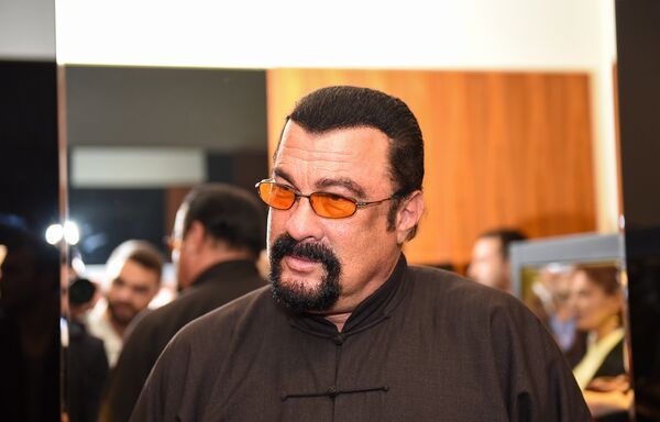 Стивен Сигал презентовал часы в Баку Стивен Сигал презентовал часы в Баку - Sputnik Азербайджан