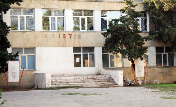 Здание средней школы №133 в поселке в поселке Кюрдаханы Здание средней школы №133 в поселке в поселке Кюрдаханы - Sputnik Азербайджан