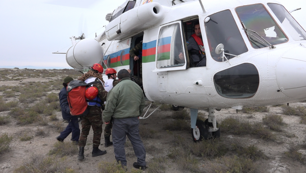 Пропавших без вести в Каспийском море в результате аварии на эстакаде ПО Азнефть, благодаря благоприятным погодным условиям на воду вновь были спущены малые суда - Sputnik Азербайджан
