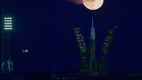 Ракета-носитель Союз-ФГ на фоне суперлуны на космодроме Байконур - Sputnik Азербайджан
