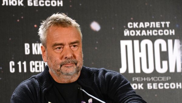 Режиссер Люк Бессон на пресс-конференции в отеле Ritz-Carlton перед премьерой своего нового фильма Люси - Sputnik Азербайджан