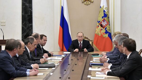 Президент РФ Владимир Путин проводит совещание с постоянными членами Совета безопасности РФ, фото из архива - Sputnik Азербайджан