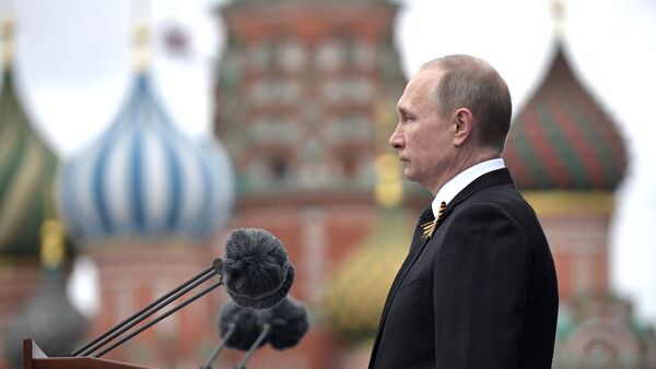 Президент РФ В.Путин и премьер-министр РФ Д.Медведев на военном параде в честь 72-й годовщины Победы в ВОВ - Sputnik Азербайджан