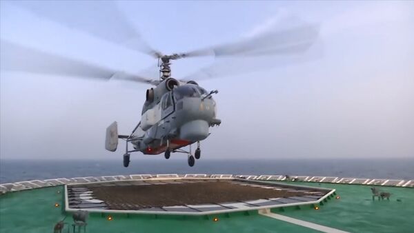 Посадка вертолета Ка-27 на палубу ледокола Илья Муромец - Sputnik Азербайджан