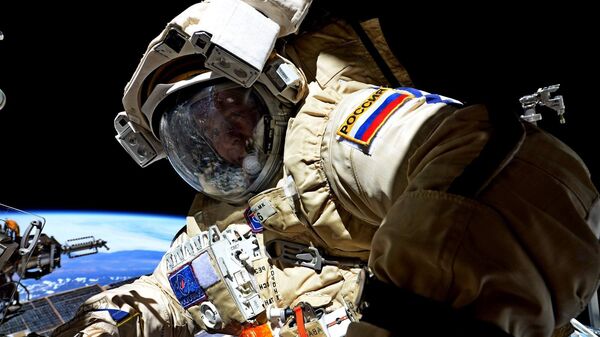 Космонавт Роскосмоса Сергей Рязанский во время выхода в открытый космос - Sputnik Азербайджан