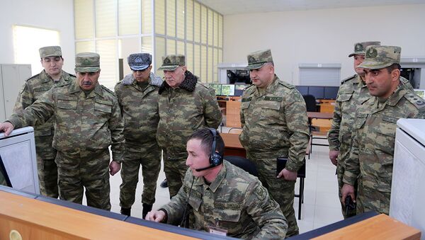 Помощник президента Азербайджана Фуад Алескеров и Министр обороны генерал-полковник Закир Гасанов посетили воинские части, дислоцированные в прифронтовой зоне - Sputnik Азербайджан