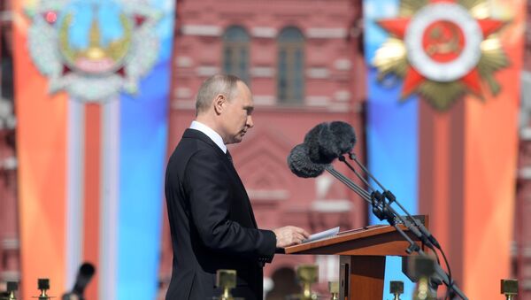 Президент РФ В.Путин и премьер-министр РФ Д.Медведев на военном параде в честь 73-й годовщины Победы в ВОВ - Sputnik Азербайджан