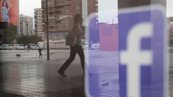 Логотип Facebook отражается на окне магазина, фото из архива - Sputnik Азербайджан