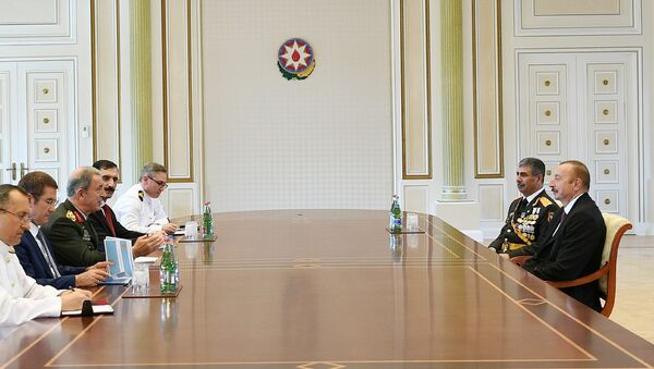 Президент Азербайджана Ильхам Алиев в ходе встречи с начальником Генштаба ВС Турции Хулуси Акаром и министром обороны Турции Нуреттином Джаникли - Sputnik Азербайджан