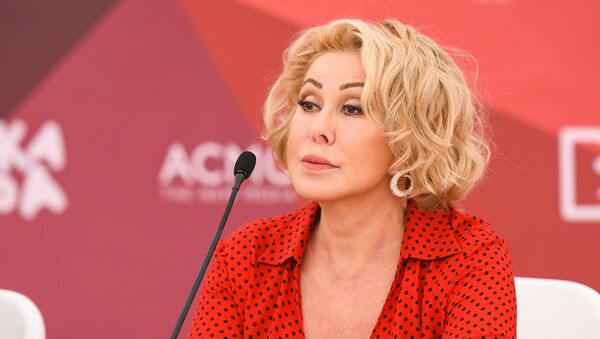 Любовь Успенская на пресс-конференции участников фестиваля Жара-2018 - Sputnik Азербайджан
