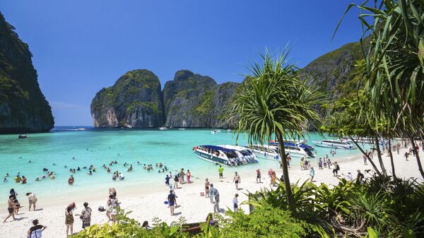 Туристы на пляже Maya bay на островах Пхи-Пхи в Таиланде  - Sputnik Азербайджан