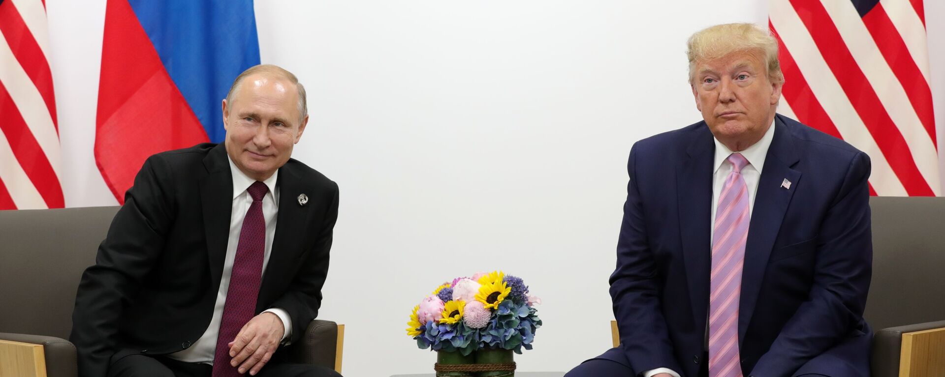 Владимир Путин и Дональд Трамп во время встречи, фото из архива - Sputnik Азербайджан, 1920, 14.06.2025