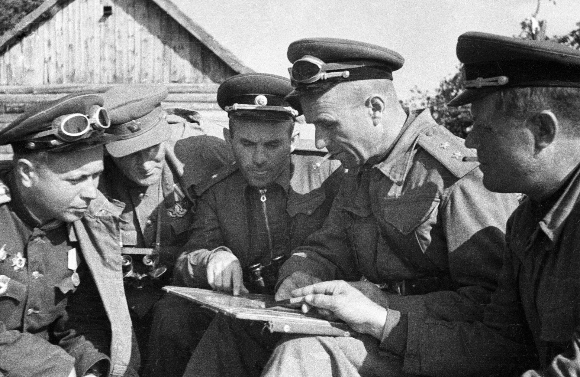 Генерал-майор танковых войск Даниил Белый, генерал-лейтенант Виктор Обухов, генерал-майор танковых войск Ази Асланов (в центре), гвардии полковник Александр Андреев (слева направо) на командном пункте танкового соединения под Вильнюсом Генерал-майор танковых войск Даниил Белый, генерал-лейтенант Виктор Обухов, генерал-майор танковых войск Ази Асланов (в центре), гвардии полковник Александр Андреев (слева направо) на командном пункте танкового соединения под Вильнюсом - Sputnik Азербайджан, 1920, 07.05.2023