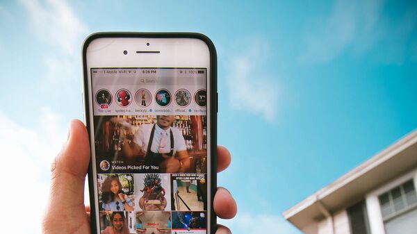 К сожалению, Instagram не вернется к привычному отображению ленты в хронологическом порядке, но разработчики уже тестируют новую функцию для более удобного просмотра новых постов - Sputnik Азербайджан